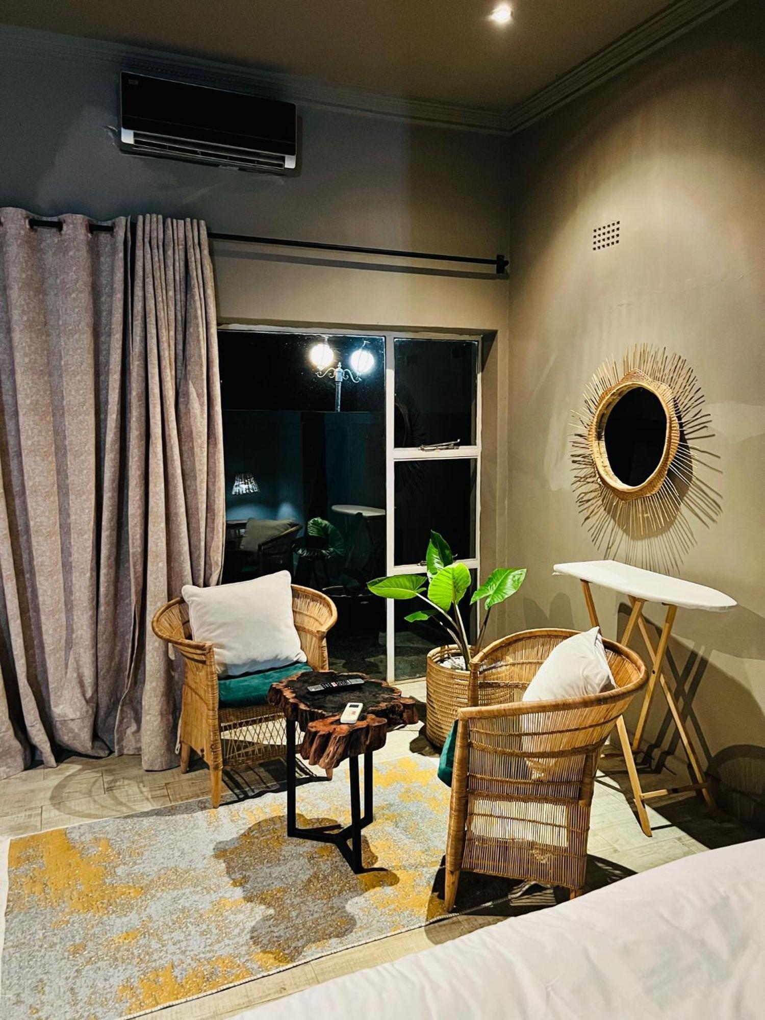 The Shed Venue & Boutique Hotel リロングウェ エクステリア 写真